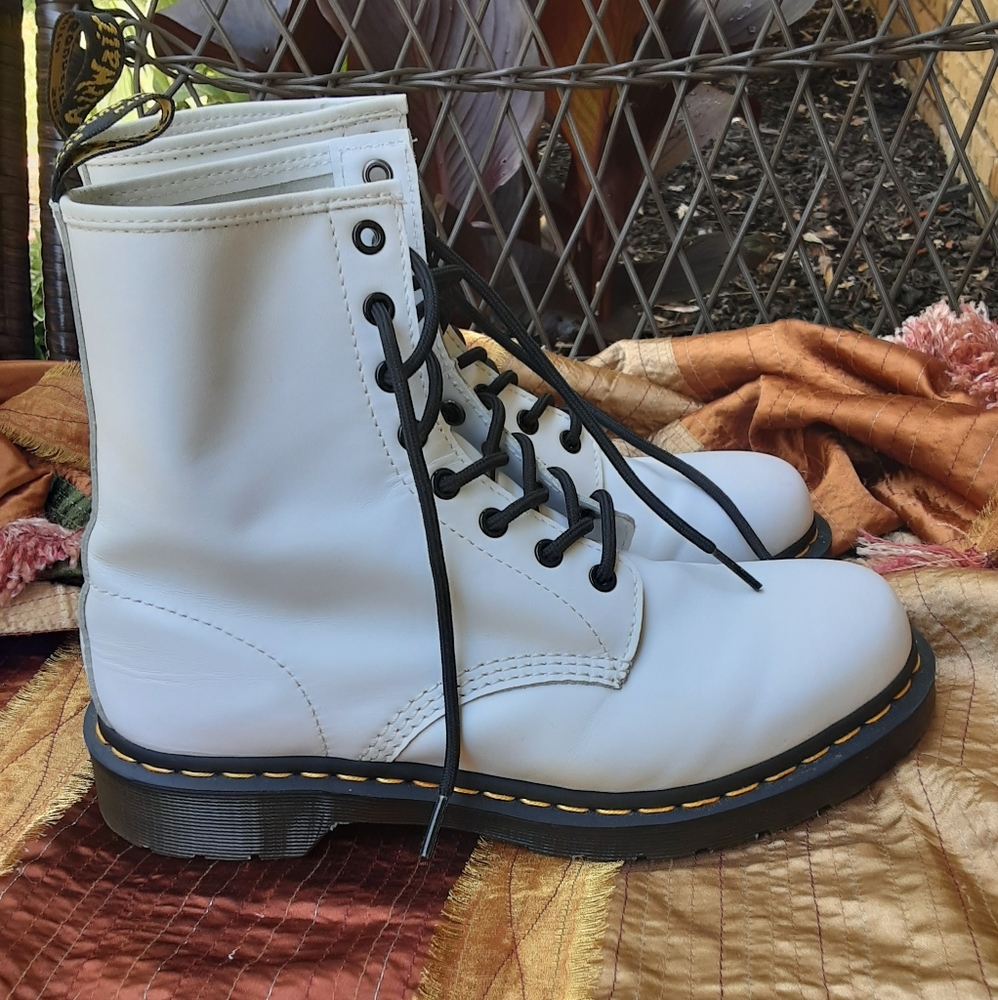 Doc Martens 1460 White Leather 8-Eye Lace Up Combat Boot Size 10.